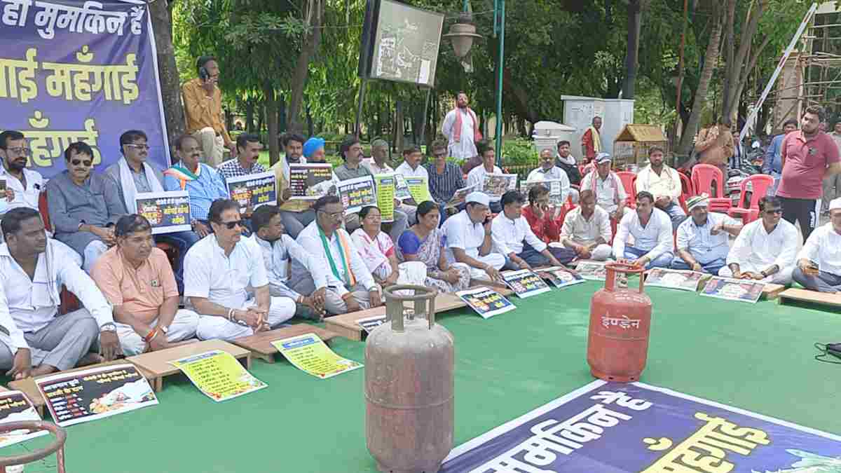 महंगाई के खिलाफ कांग्रेसियों का प्रदर्शन, विधायक विकास उपाध्याय ने कहा – उद्योगपतियों को फायदा पहुंचाने मोदी सरकार ने बढ़ाई महंगाई