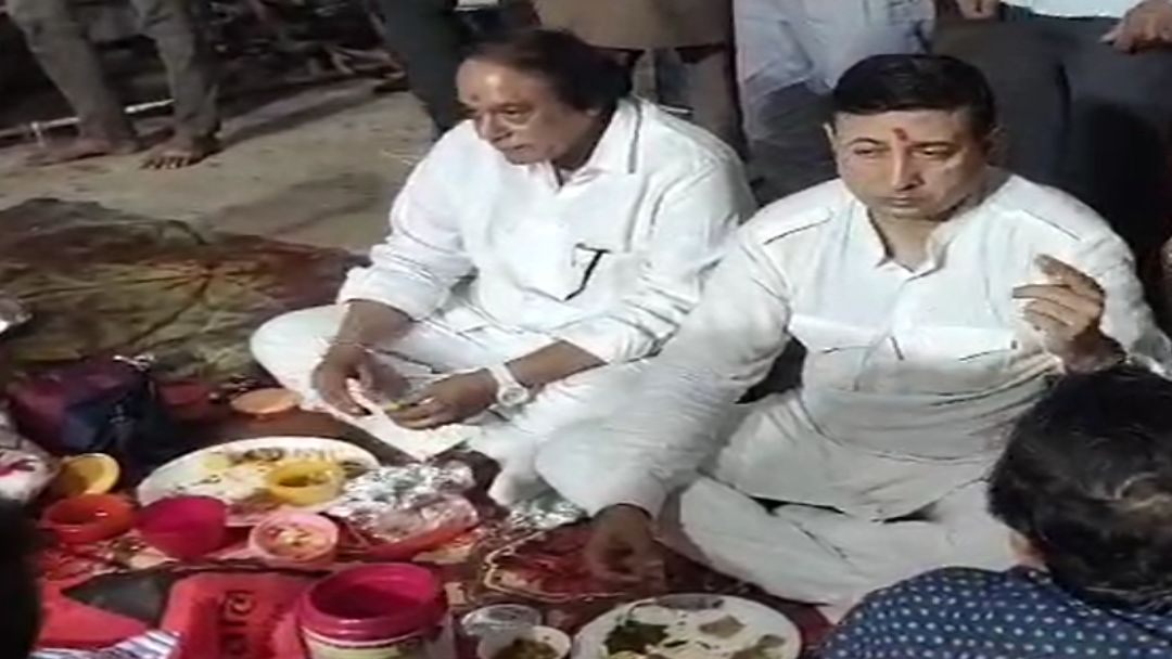 बीजेपी की टिफिन पार्टीः उद्योग मंत्री राजवर्धन ने कार्यकर्ताओं और नेताओं को खिलाई खीर, बोले- ऐसे आयोजन से बढ़ती है आत्मीयता