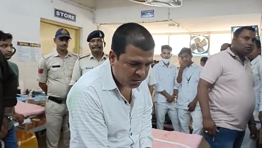 रिश्वतखोरी के साथ चालाकीः पटवारी घूस लेते पकड़ाया तो पैसे चबाकर निगल गया, अस्पताल लेकर पहुंची लोकायुक्त पुलिस, देखिए लाइव वीडियो