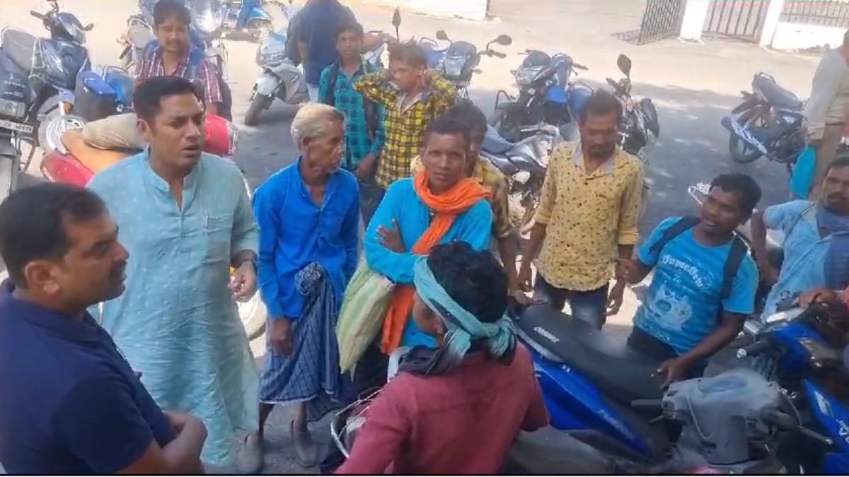 गरीबों के अनाज पर डाका ! पिछले 4-5 महीने से नहीं मिल रहा राशन, मजदूरी कर परिवार का पेट पालन को मजबूर ग्रामीण