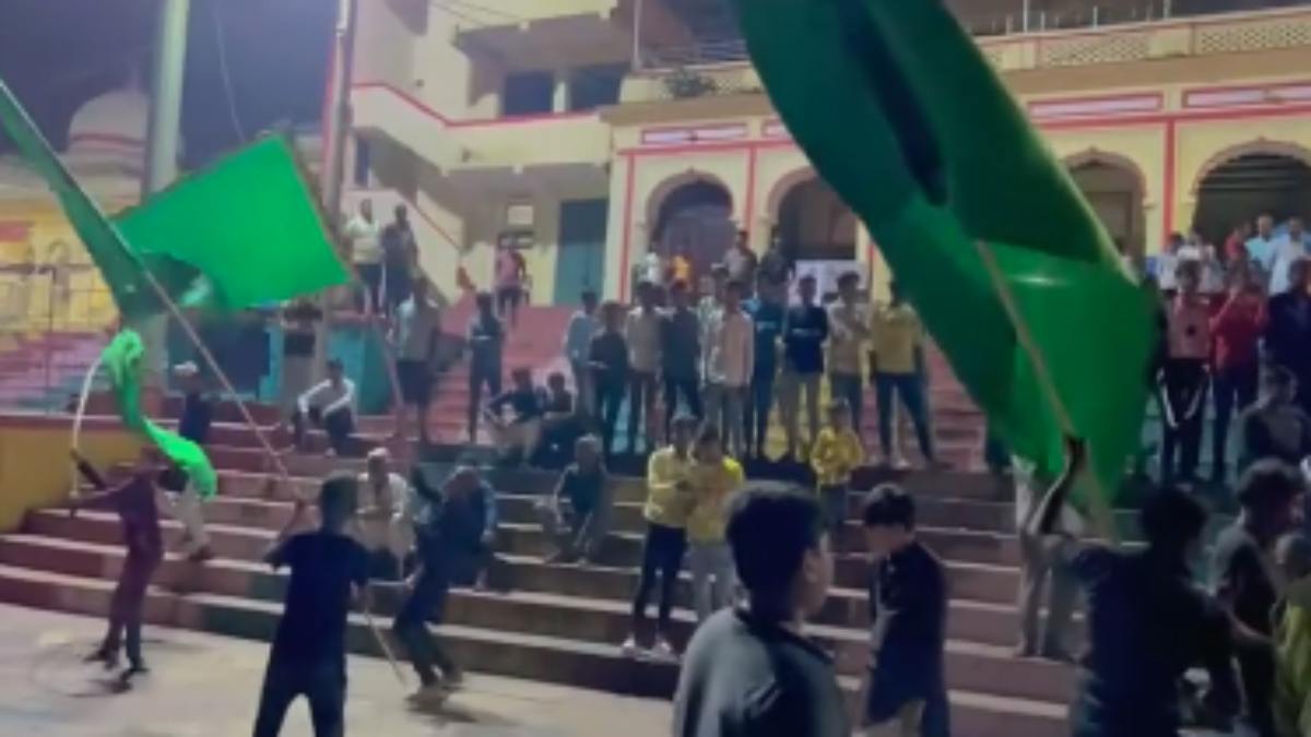 MP: सेठानी घाट पर मंदिर के सामने हरे झंडे और हथियार लहराने का VIDEO वायरल, हिंदू संगठनों ने जताया विरोध