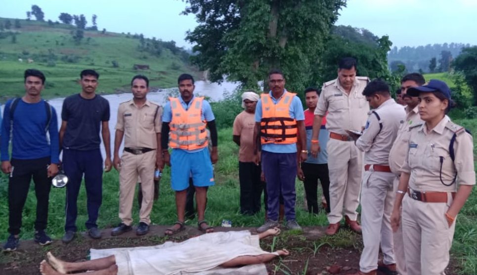 रपटा में बहे दूसरे युवक का शव 20 किमी दूर मिलाः उफनती गंजाल नदी के रपटे में कल बह गए थे दो युवक