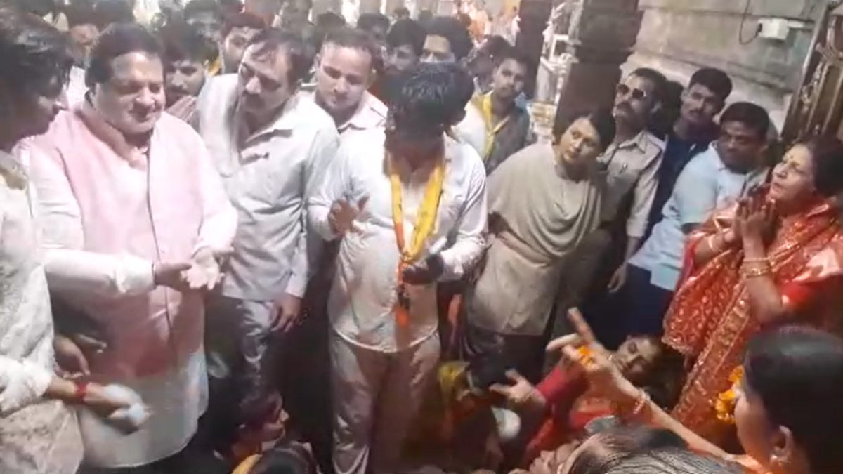 उज्जैन महाकाल मंदिरः पार्षद को गर्भगृह में जल चढ़ाने से रोका, हठधर्मिता के खिलाफ महिलाओं के साथ बैठी धरने पर, बोलीं- जल चढ़ाकर ही वापस जाएंगे