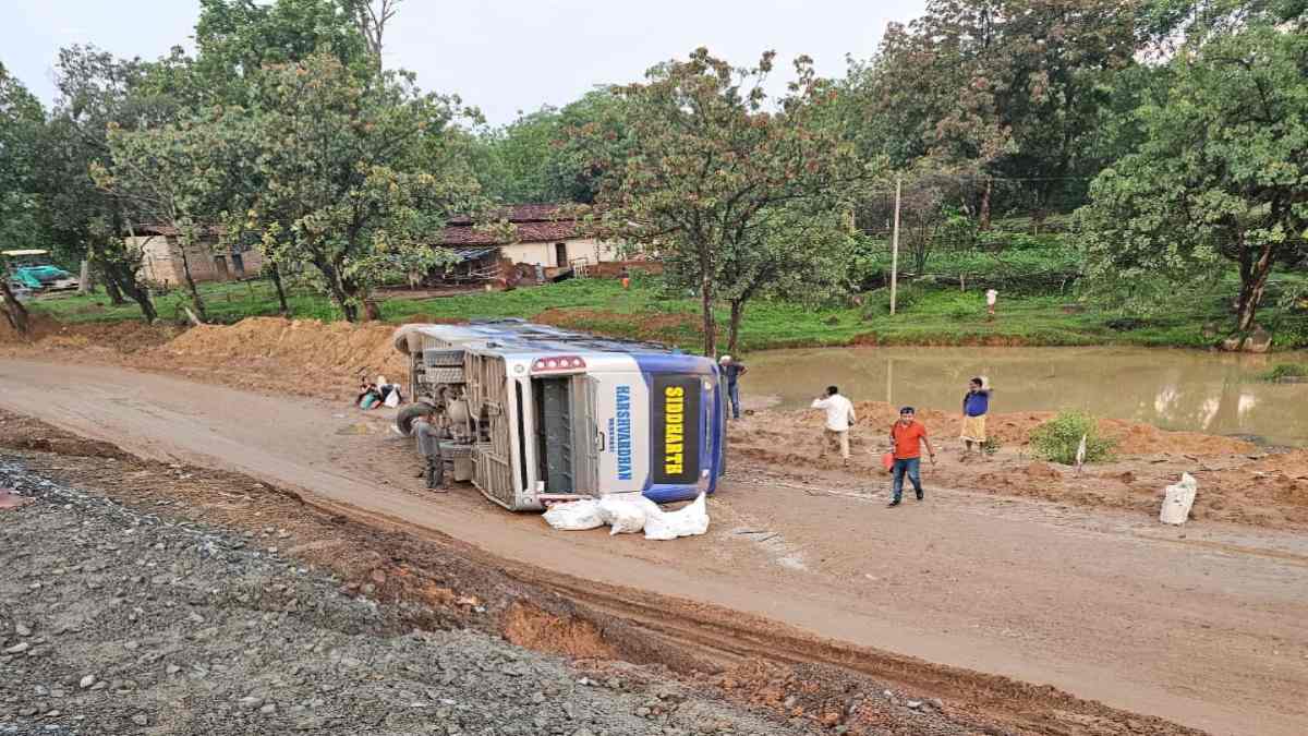 CG ACCIDENT BREAKING : बनारस से कोरबा आ रही बस पलटी, 50 से 60 यात्री थे सवार