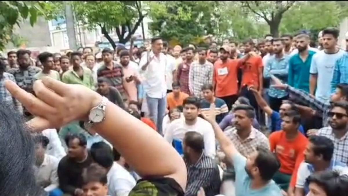 मुस्लिम युवक ने दी महाकाल सवारी निकालने को लेकर चुनौती, VIDEO: कहा- अगले सोमवार को सवारी निकाल कर दिखाओ, धरने का नेतृत्व कर रही कांग्रेस नेत्री नूरी खान ने झाड़ा पल्ला