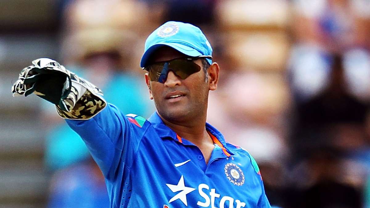 सोशल मीडिया पर वायरल हो रहा Dhoni का VIDEO, एयरहॉस्टेस ने चुपके से कर लिया रिकॉर्ड…