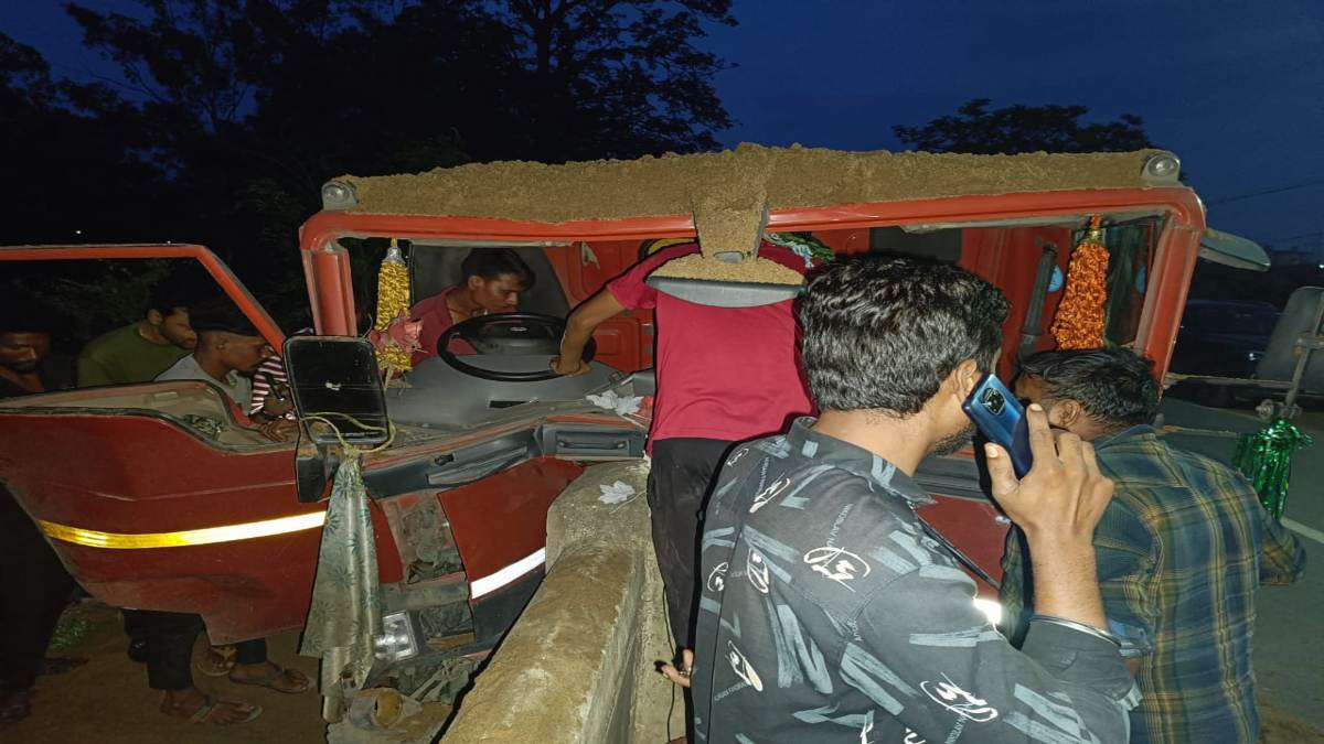 CG ACCIDENT : अवैध रेत परिवहन कर रहा वाहन दुर्घटनाग्रस्त, स्टीयरिंग में घंटो फंसा रहा चालक, इधर टक्कर होने से जीजा साले की मौत