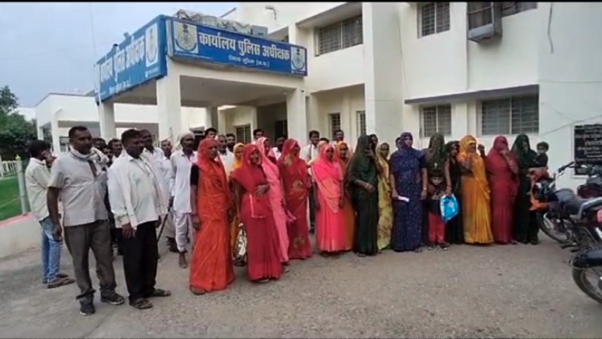 महिलाओं से फर्जीवाड़ा ! ठेकेदार ने फर्जी स्व-सहायता समूह बनाकर लिया लोन और लाड़ली बहनों के पैसे भी निकाले, SP दफ्तर में हुई शिकायत