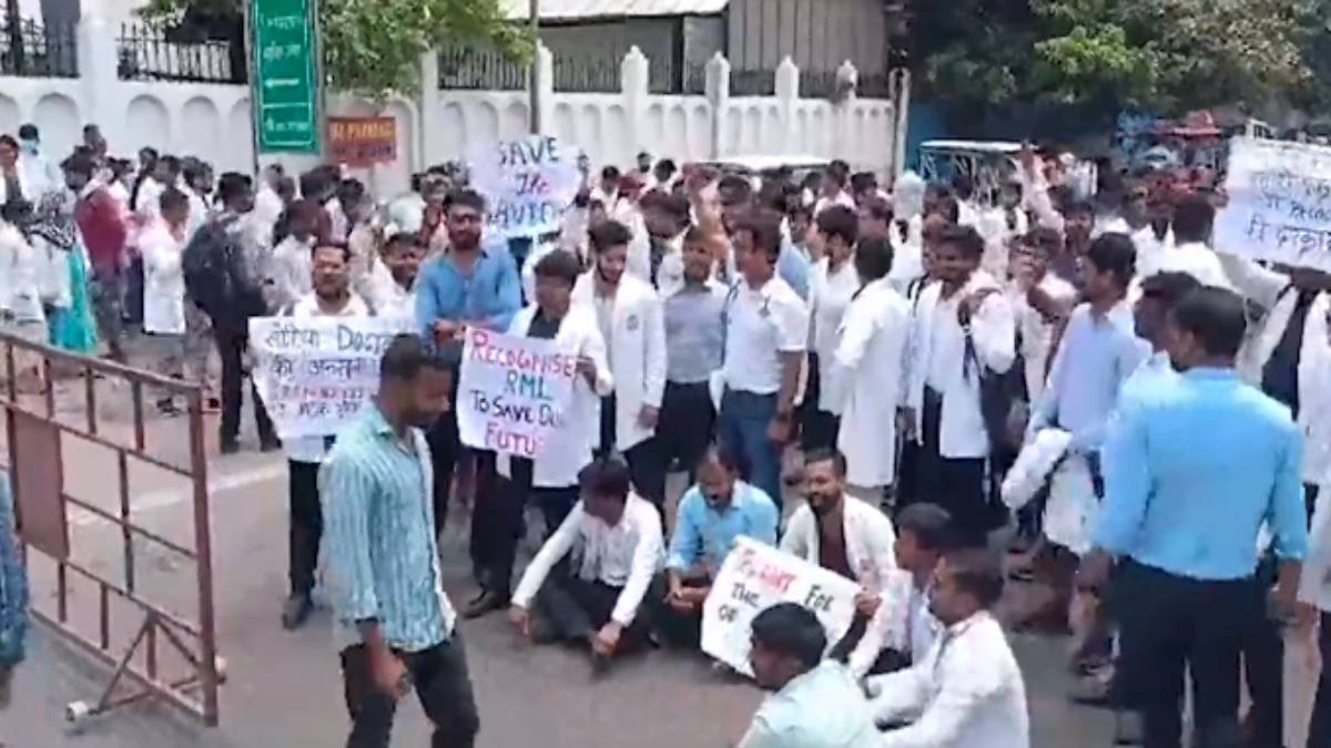 लोहिया संस्थान में MBBS करने के बाद नहीं मिल रही नौकरी, छात्र-छात्राओं ने किया जमकर प्रदर्शन