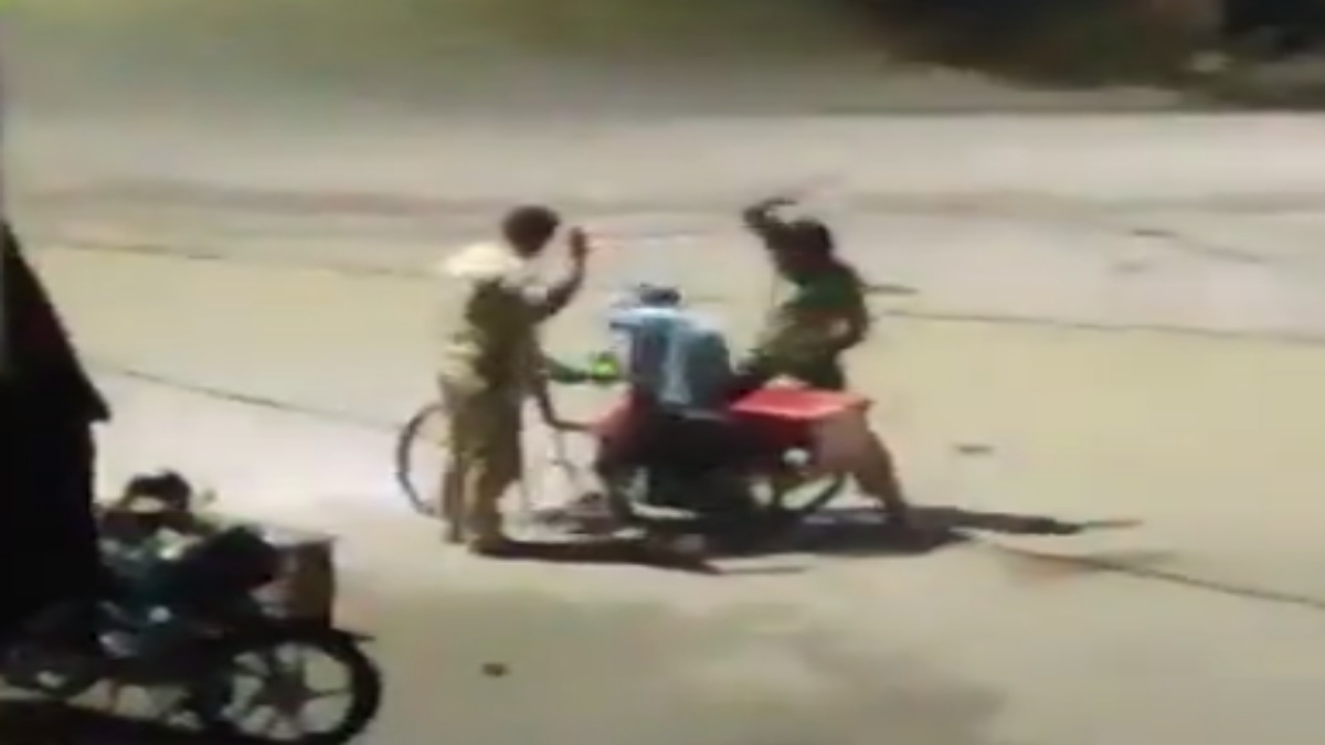 खाकी का कहर : प्यास लगने पर दिव्यांग ने मांगा पानी तो पुलिसकर्मियों ने बेरहमी से पीटा, गिड़गिड़ाता रहा फिर भी नहीं पसीजा दिल, Video वायरल