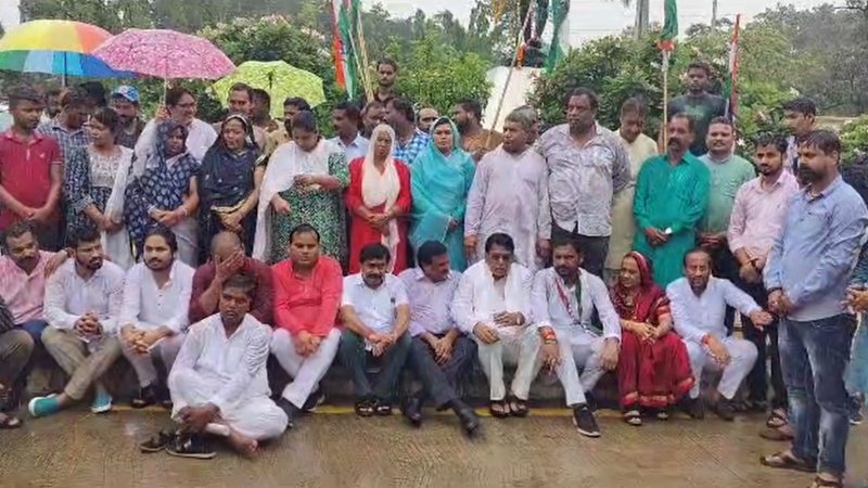 राहुल गांधी की याचिका खारिजः कांग्रेस ने गांधी प्रतिमा के सामने दिया धरना, बीजेपी सांसद राकेश बोले- भ्रम है कि PM की कुर्सी पर उनका वंशानुगत अधिकार
