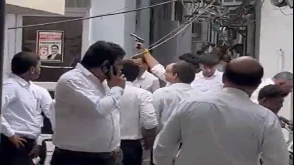 BREAKING : दिल्ली के तीस हजारी कोर्ट में फायरिंग, देखिए VIDEO