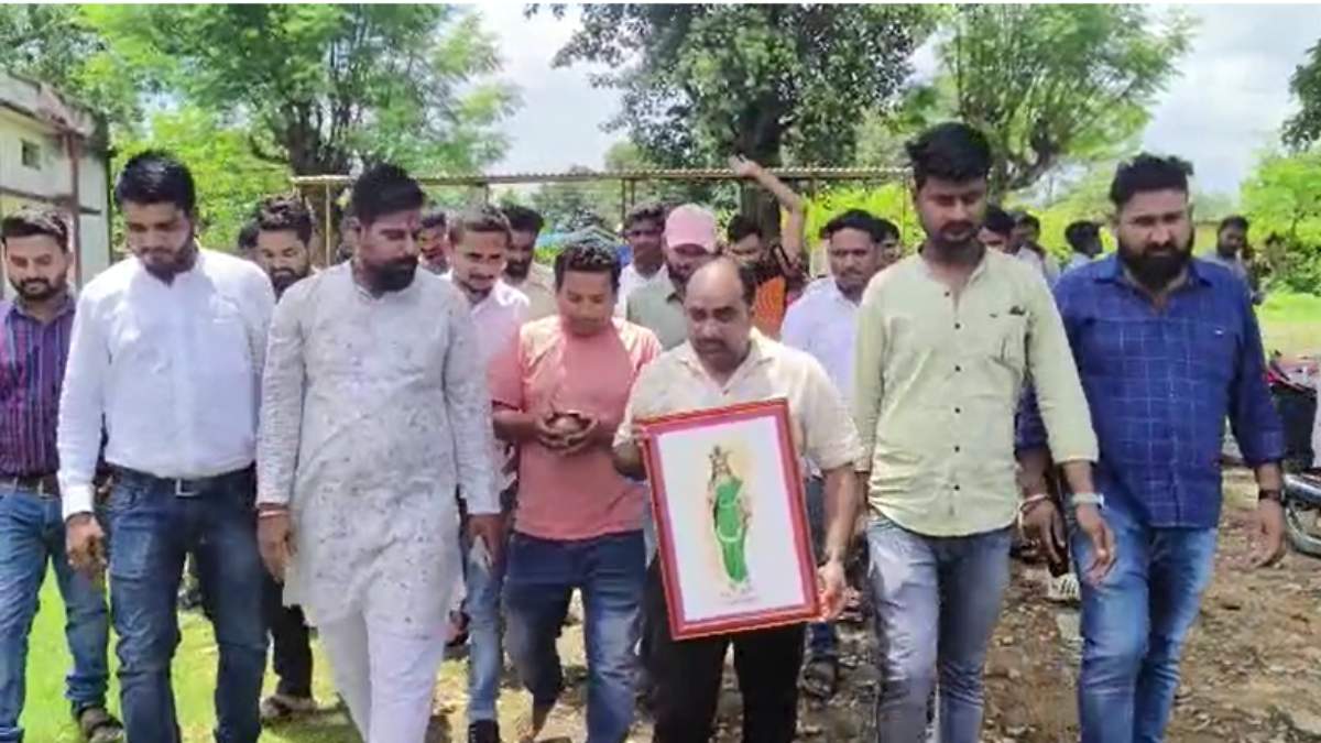 SDM के तबादले पर जश्न का माहौल: कांग्रेसियों ने की जमकर आतिशबाजी, ऑफिस में छिड़का गंगाजल, भ्रष्टाचार की शिकायत के बाद तबादला