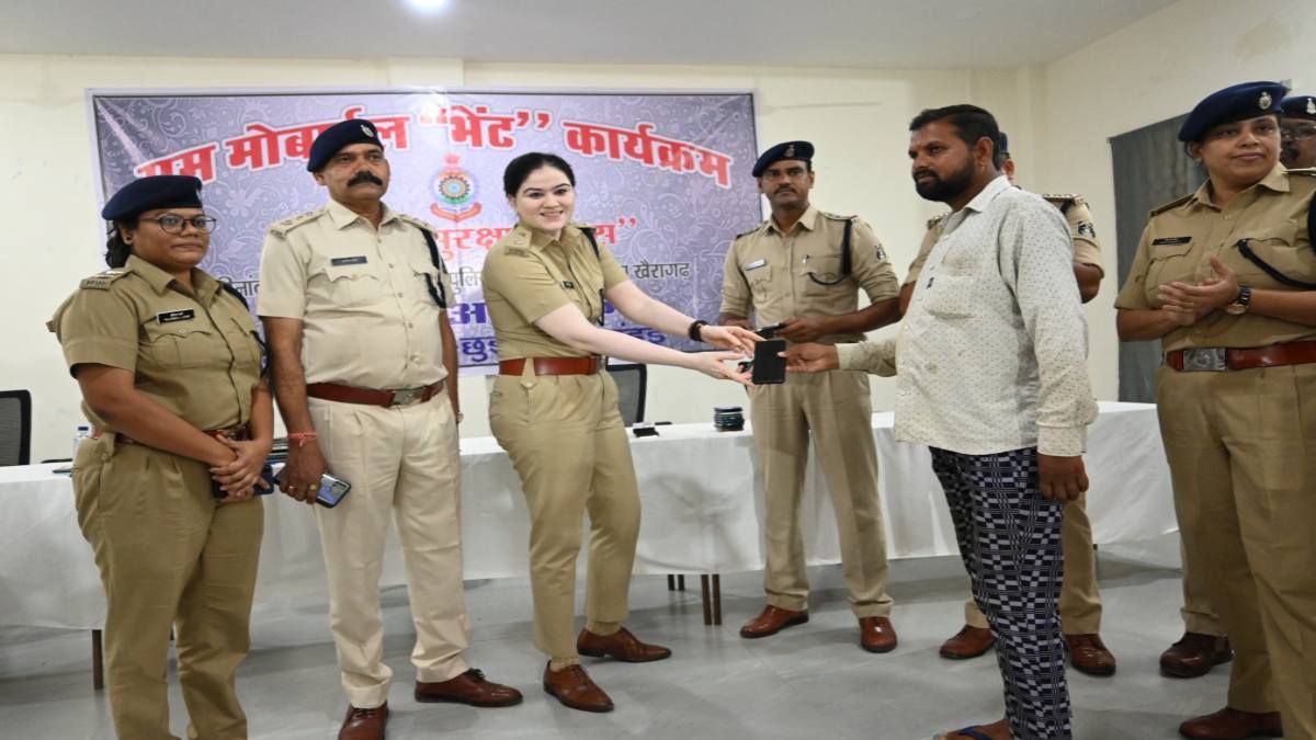 पुलिस ने 100 से अधिक गुम हुए मोबाइल फोन मालिकों को लौटाया, लोगों के चेहरे में लौटी खुशी