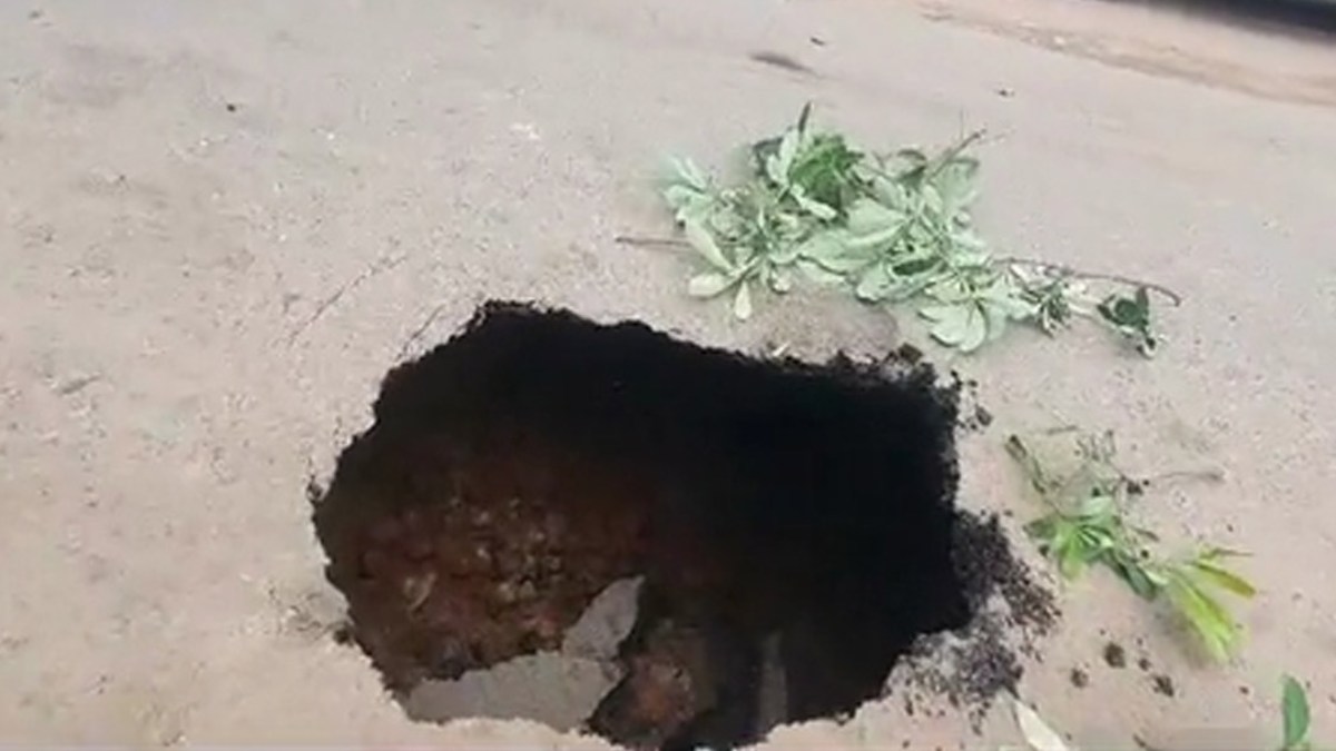 लगातार हो रही भारी बारिश से धंसी सड़क, बड़ा हादसा होने की आशंका
