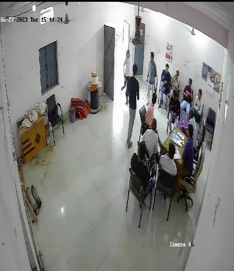 तेजी से आई युवती और नेताजी को जड़ दिया थप्पड़ः तहसीलदार, सीईओ, पुलिस सब रह गए अवाक, Video