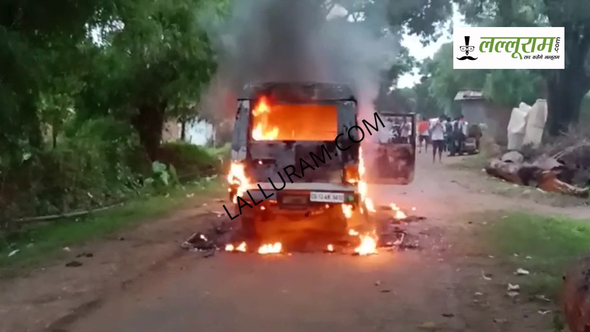 सड़क पर खूनी गाड़ी का कहर: स्कोर्पियो ने 10वीं की छात्रा को कुचला, मौके पर मौत, ग्रामीणों ने मालिक को पीटा, जला दिया गाड़ी, देखिए VIDEO