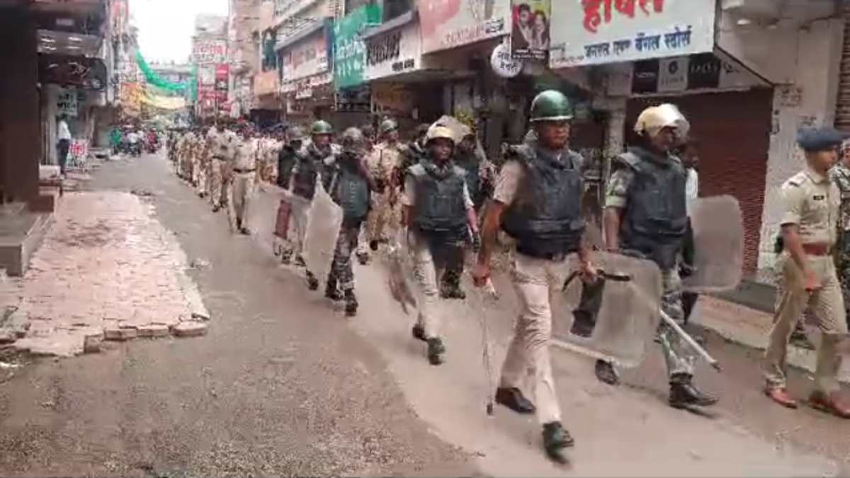 CG NEWS : असमाजिक तत्वों ने मंदिर में की तोड़फोड़, लोगों में नाराजगी, पुलिस ने निकाला फ्लैग मार्च, शांति व्यवस्था बनाए रखने की अपील