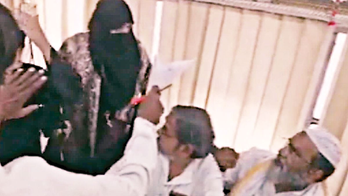 शिक्षिका ने मदरसा प्रबंधक को चप्पल से पीटा, कहा- जबरदस्ती बनाया शारीरिक संबंध, प्रेग्नेंट होने पर करवाया गर्भपात