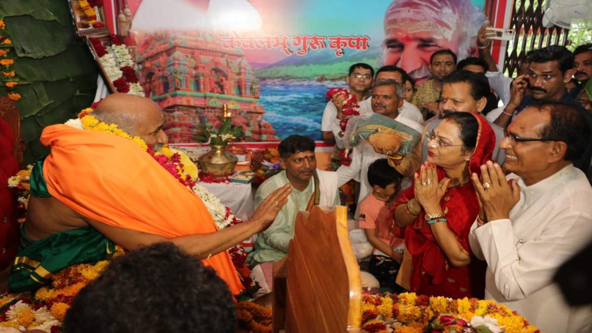गुरु पूर्णिमाः सीएम शिवराज पत्नी साधना के साथ पहुंचे हीरापुर, गुरु की पूजा-अर्चना कर स्वामी षणमुखानंद महाराज से लिया आशीर्वाद