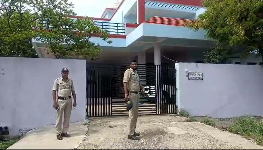 शेयर ब्रोकर व डेयरी व्यापारी के घर 1 करोड़ की लूटः 4 बदमाशों ने वारदात को दिया अंजाम, हमले से घायल व्यापारी, पत्नी और बेटा अस्पताल में भर्ती