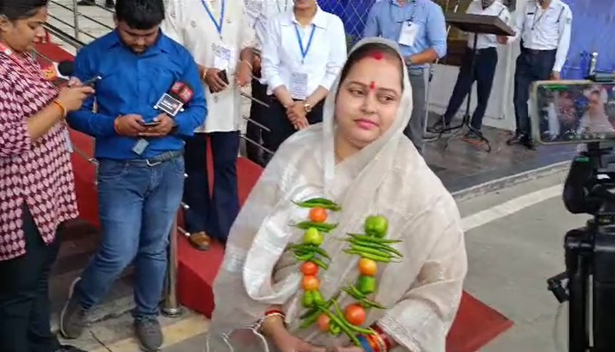MP विस का मानसून सत्रः टमाटर की माला पहनकर पहुंचे विधायक को रोका, मंत्री बोले- विपक्ष के पास कोई मुद्दा नहीं, पटवारी परीक्षा में गड़बड़ी के लगाए आरोप