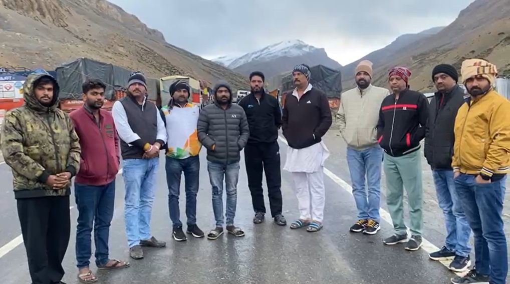 MP के तीर्थयात्री लेह मनाली बॉर्डर पर फंसे: लैंडस्लाइड और बर्फबारी से रास्ता बंद, तीन दिन से फंसे यात्रियों ने वीडियो जारी लगाई मदद की गुहार