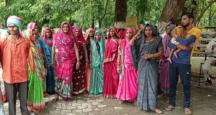 पंचायत सचिव के खिलाफ गांव वालों ने खोला मोर्चाः ग्रामीण बोले- ऐसा भ्रष्ट सचिव हमको बर्दाश्त नहीं