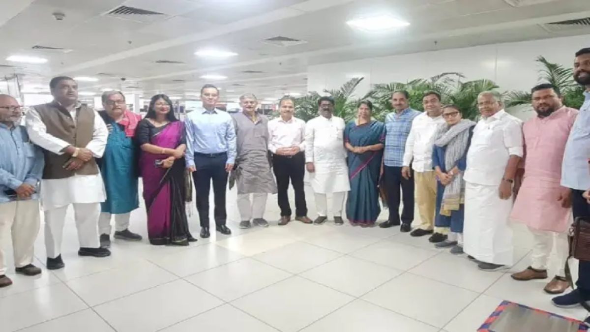 Opposition Manipur Visit: INDIA गठबंधन के सांसद पहुंचे मणिपुर, राहत शिविरों का किया दौरा, कहा- पीड़ित डरे और सहमे हुए हैं