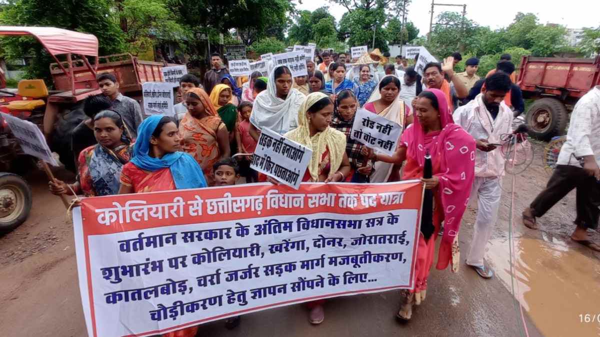 रोड नहीं तो वोट नहीं : सड़क की मांग नहीं हुई पूरी, 23 गांव के ग्रामीणों ने शासन-प्रशासन के खिलाफ खोला मोर्चा, पदयात्रा कर विधानसभा के लिए निकले