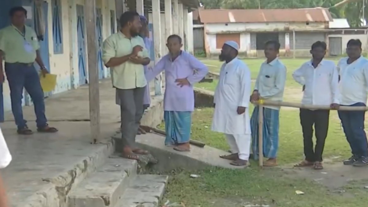 West Bengal Panchayat Election : ग्राम पंचायत सीटों के लिए मतदान जारी, बीजेपी, कांग्रेस और टीएमसी में त्रिकोणीय मुकाबला, पोलिंग बूथ में तोड़फोड़