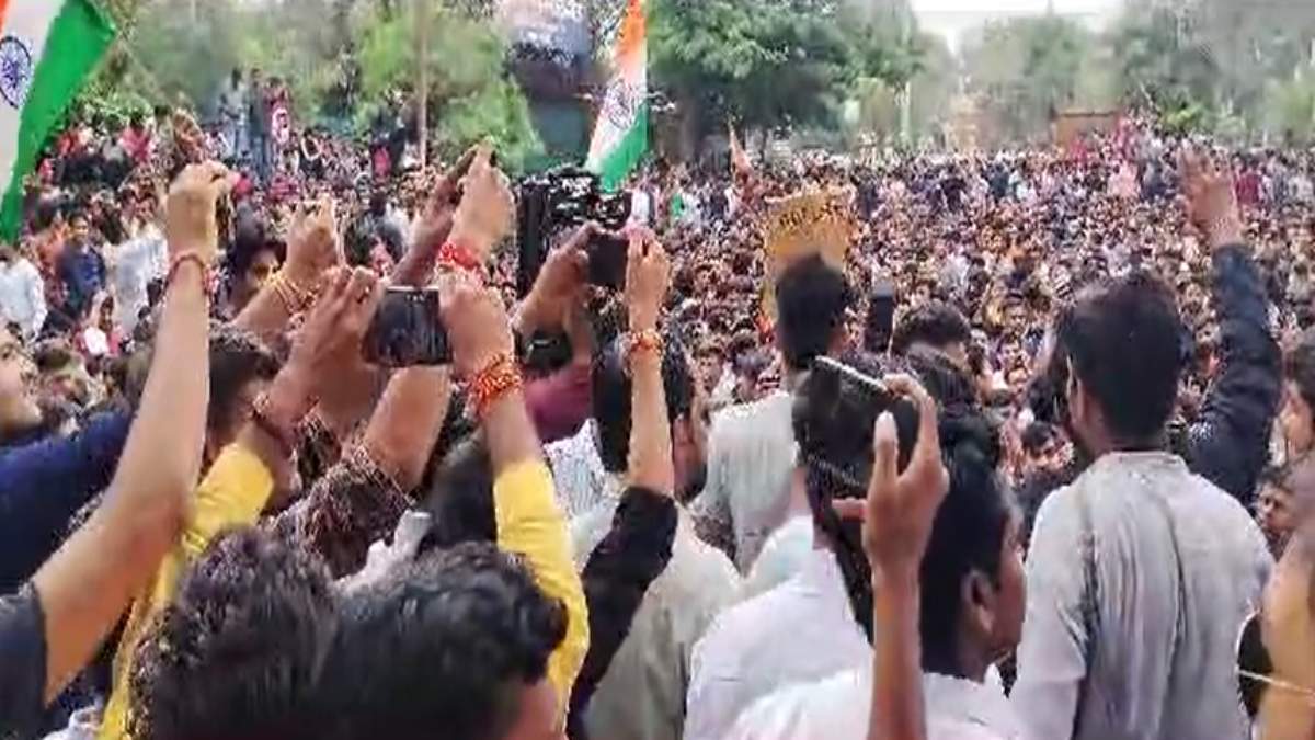 MP में पटवारी चयन परीक्षा में गड़बड़ीः हजारों युवाओं ने घेरा कलेक्ट्रेट, मामले की जांच कर दोषियों के खिलाफ कार्रवाई की मांग, सीएम के नाम सौंपा ज्ञापन
