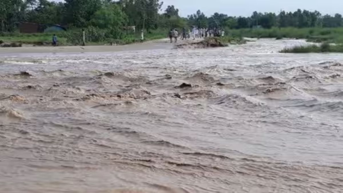 UP के कई हिस्सों में हो रही लगातार बारिश, उफान पर कई नदियां, हफ्तेभर में बाढ़ की चेतावनी