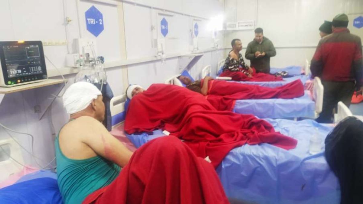BIG BREAKING: CRPF जवानों से भरी गाड़ी नाले में जा गिरी, हादसे में 8 जवान घायल