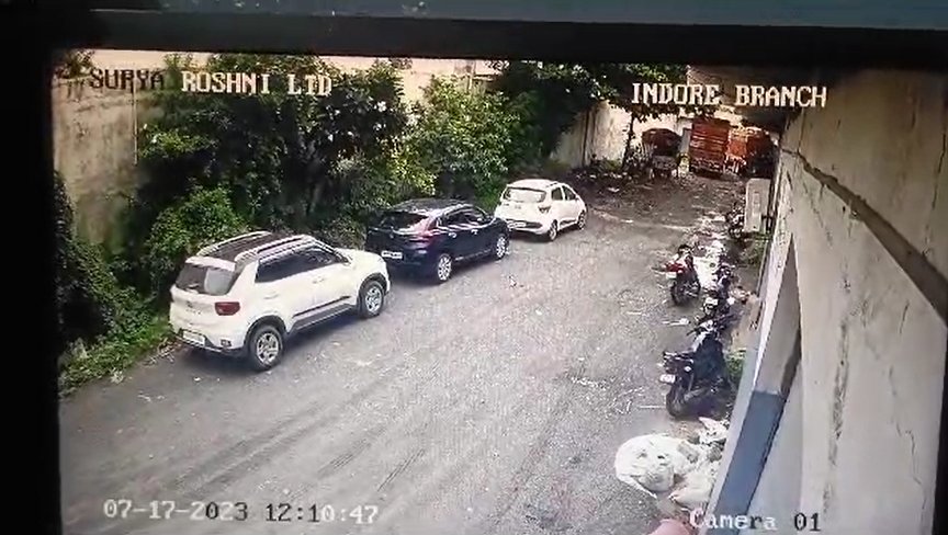 इंदौर में बड़ा हादसाः गोदाम का छज्जा गिरने से दो हमाल दबे, उपचार के दौरान एक की मौत, घटना कैमरे में कैद