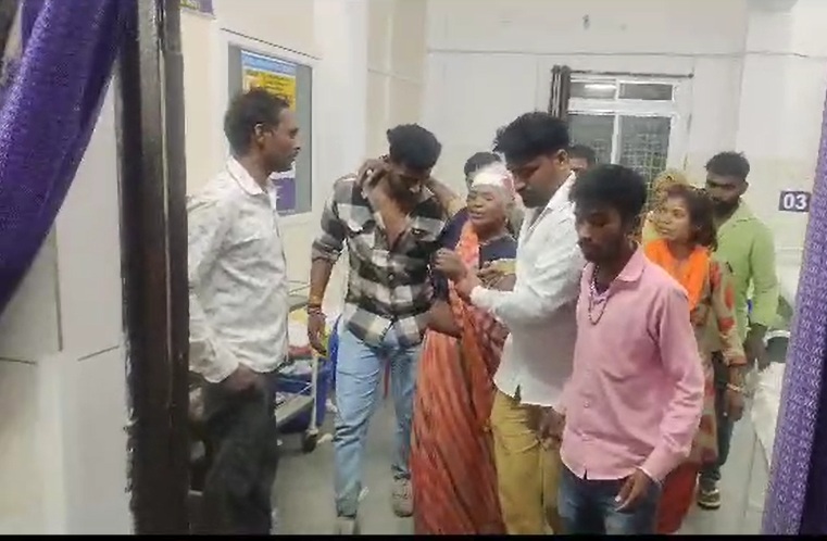मंदिर से लौट रहे लोगों को अज्ञात वाहन ने मारी टक्करः एक महिला की मौत, तीन घायल, एक बच्ची गंभीर