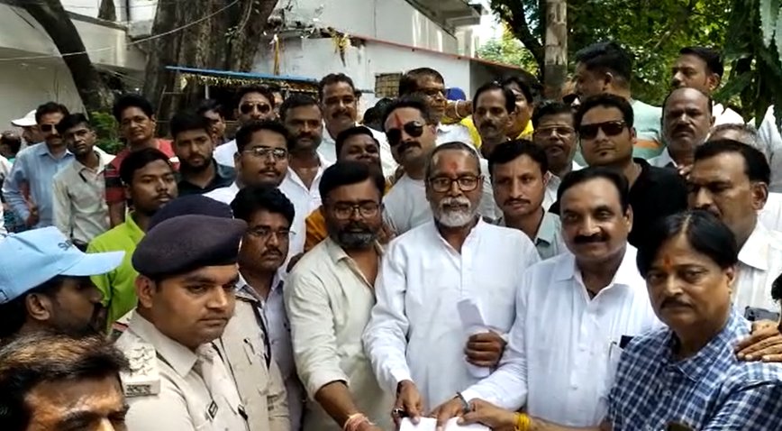 पीएम मोदी के खिलाफ आपत्तिजनक टिप्पणीः बीजेपी ने कांग्रेस विधायक का फूंका पुतला, FIR की मांग
