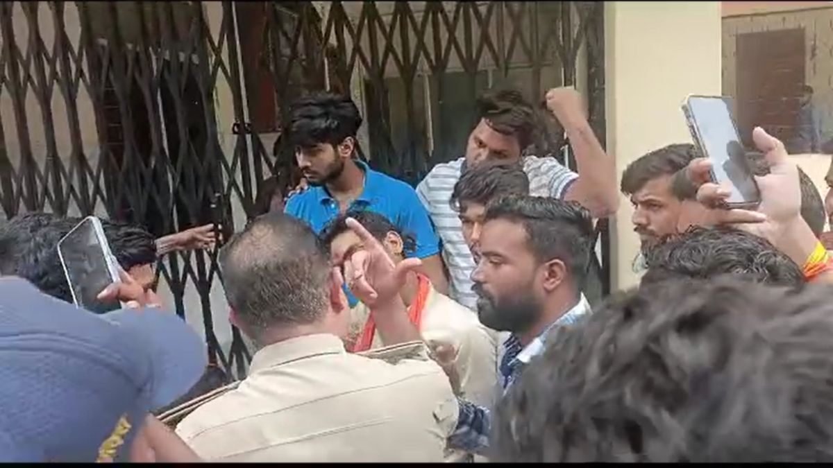 मिशनरी स्कूल में तिलक मिटाकर ही बच्चों को प्रवेश: पालकों में आक्रोश, विद्यार्थी परिषद का प्रदर्शन के दौरान पुलिस से झड़पें