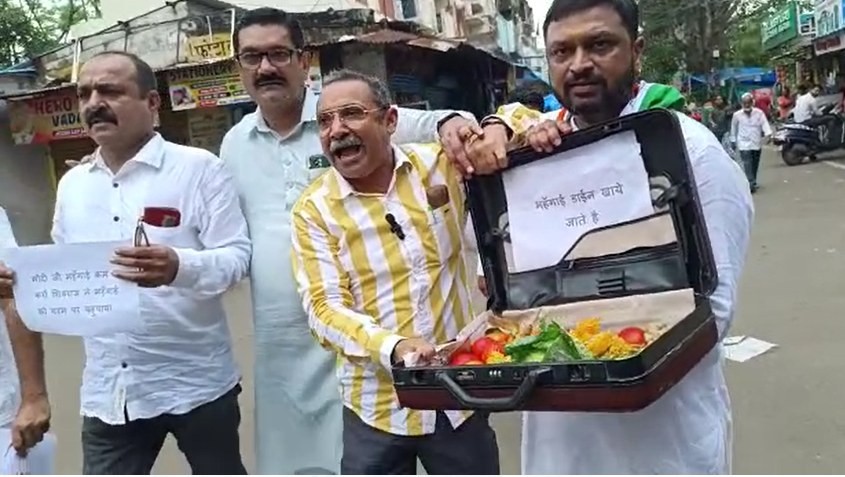 महंगाई के खिलाफ कांग्रेस का अनोखा प्रदर्शनः बंदूक और ब्रीफकेस लेकर सब्जी खरीदने पहुंचे कांग्रेसी, बोले- कोई लूट न ले इसलिए सुरक्षा जरुरी