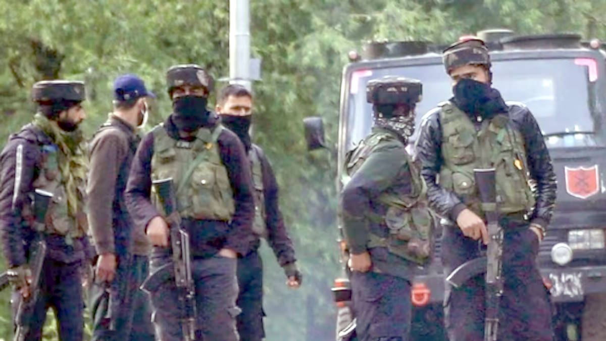 कश्मीर में रात से चल रही मुठभेड़, 4 आतंकियों को सुरक्षाकर्मियों ने किया ढेर…