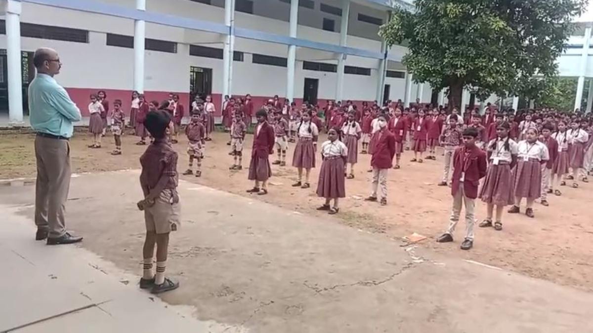 शाबाश… क्लास 2 के स्टूडेंट ने 2 मिनट में सुना दी पूरी हनुमान चालीसा, तालियों की गड़गड़ाहट से गूंज उठा स्कूल कैंपस, प्रिंसिपल बोले- सभी बच्चों को इससे प्रेरणा लेनी चाहिए, देखिए VIDEO