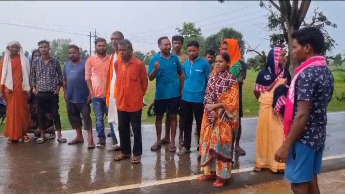 CG NEWS : डॉक्टर की लापरवाही से बच्चे की मौत, परिजनों ने प्राथमिक स्वास्थ्य केंद्र के सामने शव रखकर किया हंगामा