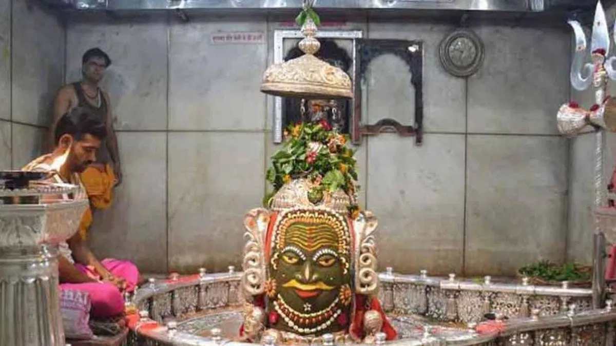 VIDEO: महाकाल मंदिर में नैवेद्य कक्ष के पास दीवार गिरी, बड़ा हादसा टला