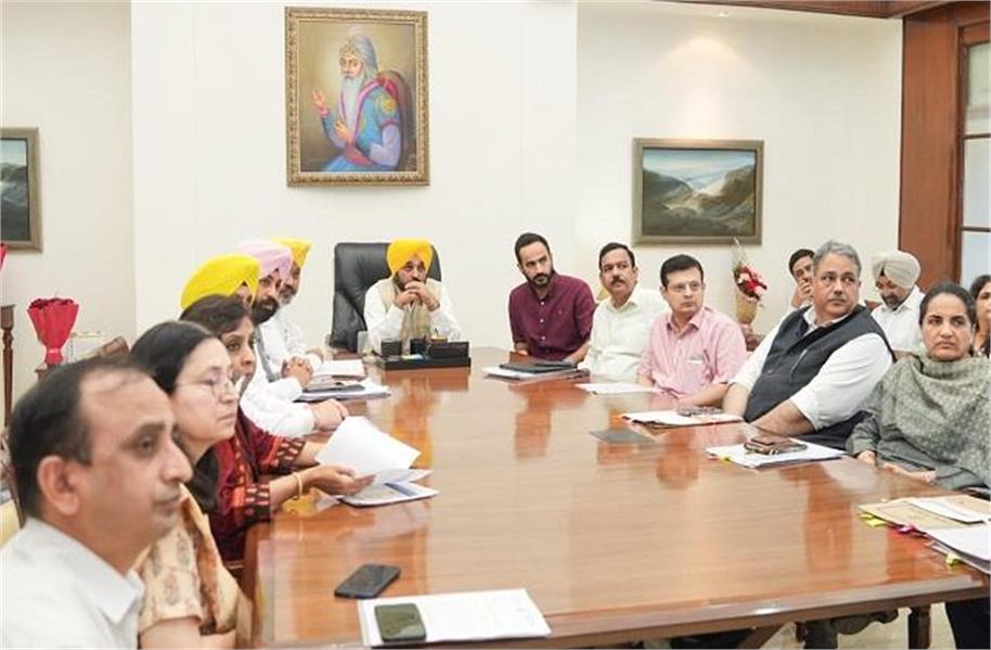 सिविल सचिवालय में अधिकारियों के साथ CM  मान की मीटिंग