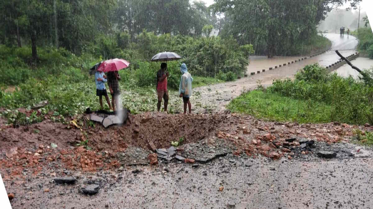मूसलाधार बारिश से नाकाम हुए नक्सलियों के मंसूबे, बिना कमांड के शॉर्ट सर्किट होने से फटा बम…