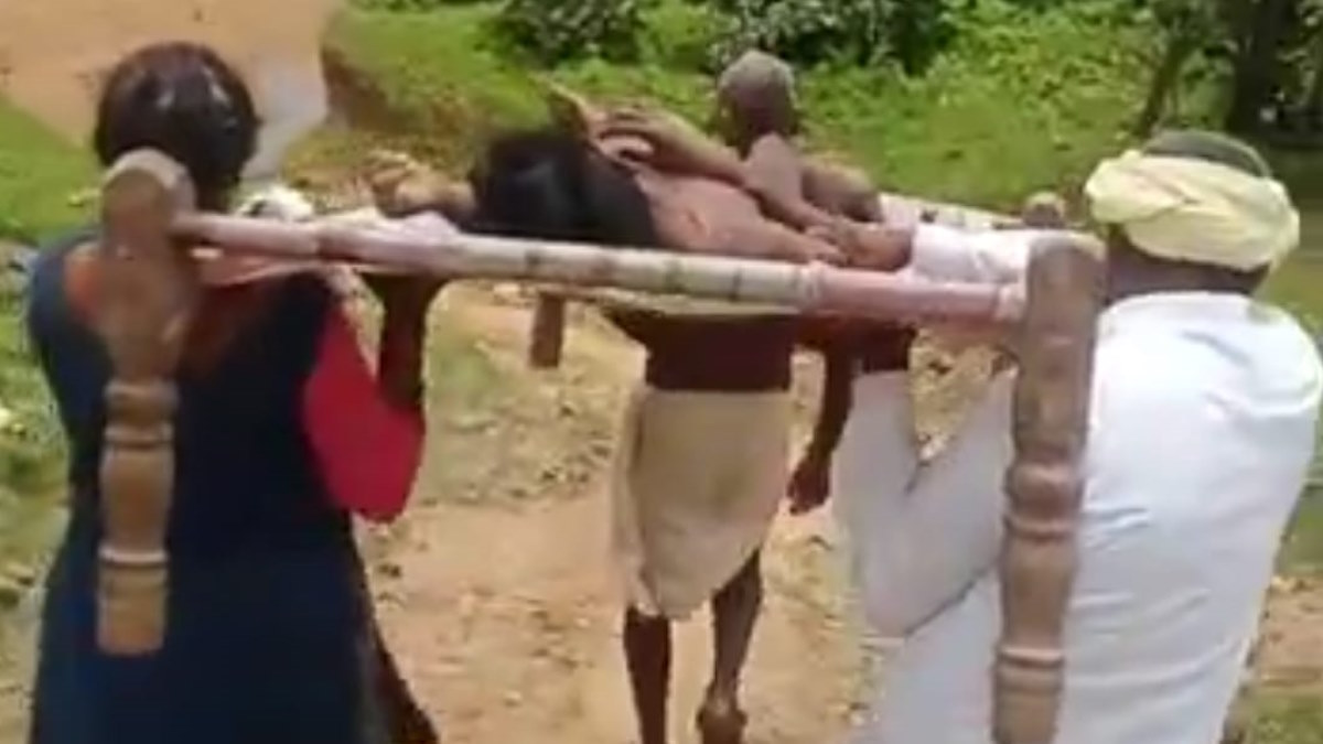 आजादी के 75 साल बाद भी नहीं बन पाई सड़क, घायल को खाट में लादकर अस्पताल ले जाने ग्रामीण मजबूर…