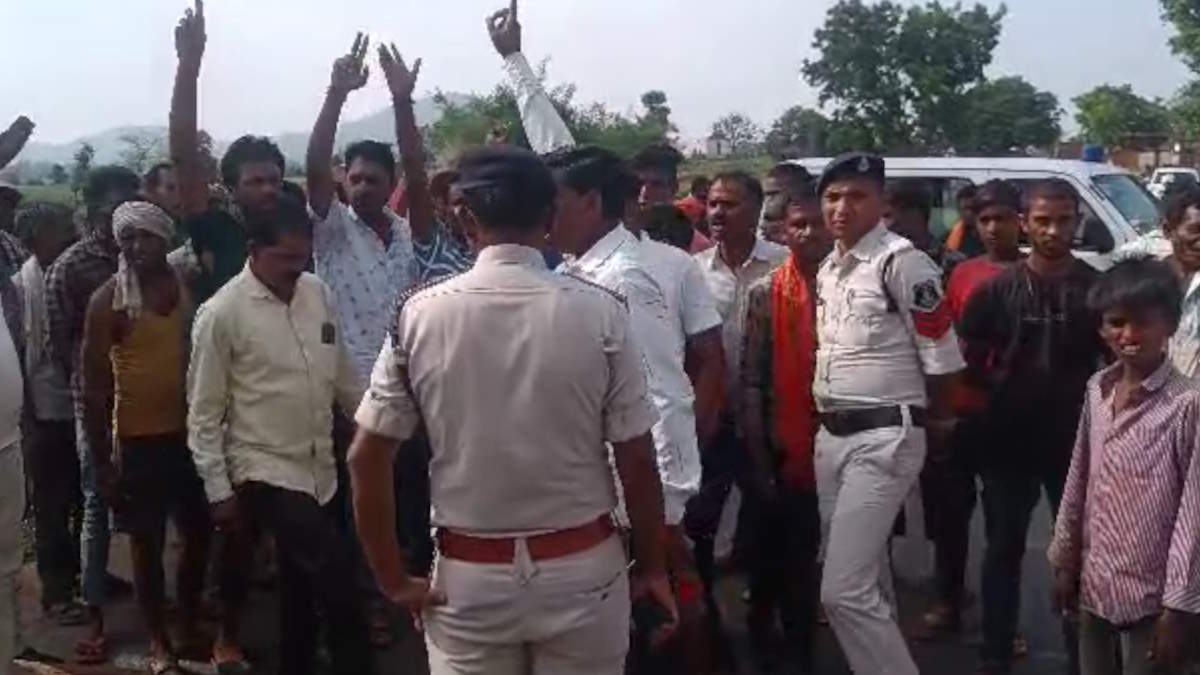 पुलिस को रिश्वत देने के लिए पैसों की व्यवस्था नहीं कर पाने पर युवक ने की आत्महत्या, शव के साथ ग्रामीणों ने किया चक्काजाम, एसपी ने एसआई को किया लाइन अटैच…