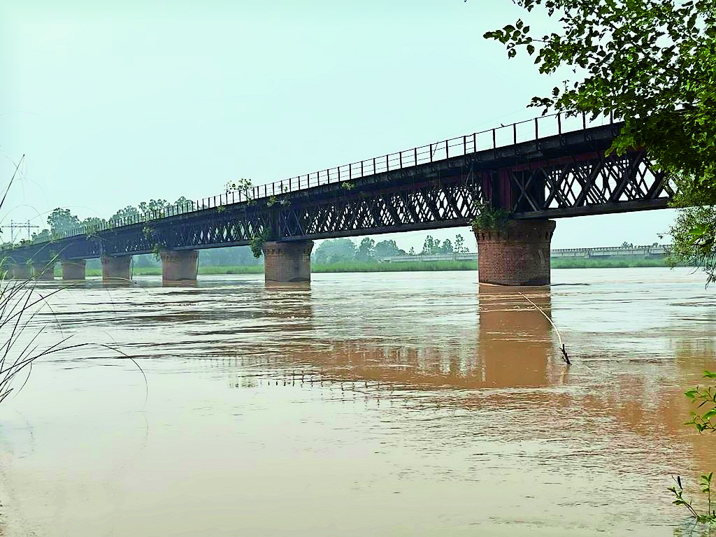 Amritsar में ब्यास दरिया का जलस्तर बढ़ा, जिला प्रशासन ने किया आसपास के गांवों में अलर्ट जारी