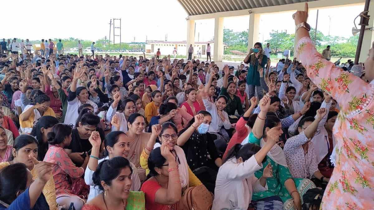 संविदाकर्मियों की हड़ताल पर सरकार सख्त कार्रवाई के मूड में…सर्विस ब्रेक और निष्कासन की कार्रवाई संभव