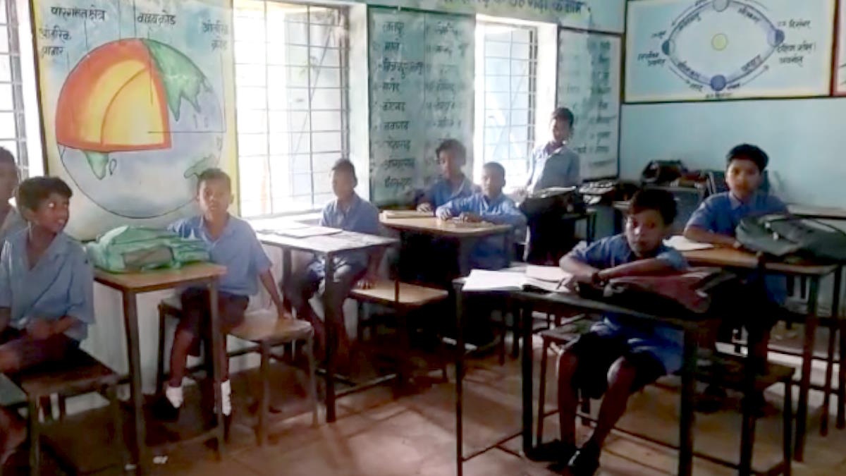स्कूल खुल गए, लेकिन शिक्षकों की छुट्टी नहीं हुई खत्म… केवल मध्यान्ह भोजन के लिए आते हैं बच्चे…